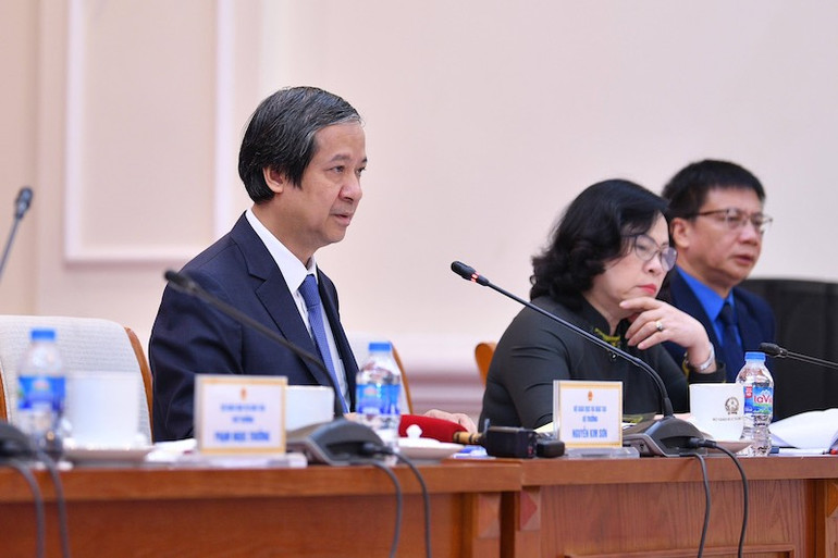 Bộ trưởng Giáo dục và Đào tạo Nguyễn Kim Sơn trao đổi cùng các nhà giáo cả nước.