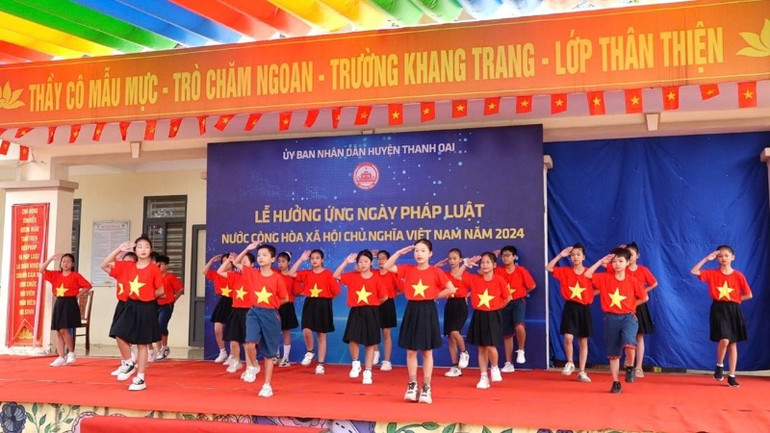 Học sinh Trường tiểu học Mỹ Hưng (Thanh Oai, Hà Nội). Học sinh Trường tiểu học Mỹ Hưng (Thanh Oai, Hà Nội).