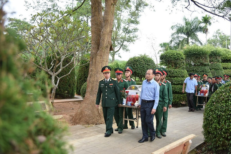 Cán bộ, nhân dân tỉnh Điện Biên di chuyển hài cốt 3 liệt sĩ về an táng tại nghĩa trang liệt sĩ Độc Lập.