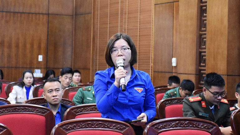 Thanh niên Điện Biên nêu ý kiến tại buổi đối thoại với Chủ tịch Ủy ban nhân dân tỉnh. Thanh niên Điện Biên nêu ý kiến tại buổi đối thoại với Chủ tịch Ủy ban nhân dân tỉnh.