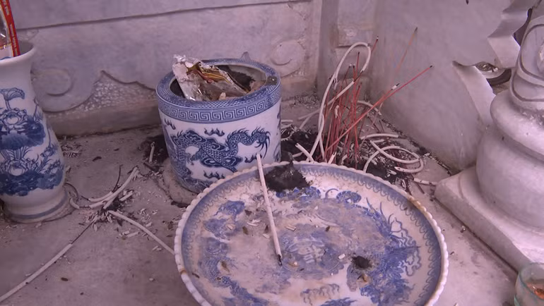 Bát hương trên các phần mộ bị hai đối tượng rút hết chân nhang để tìm tiền. Bát hương trên các phần mộ bị hai đối tượng rút hết chân nhang để tìm tiền.