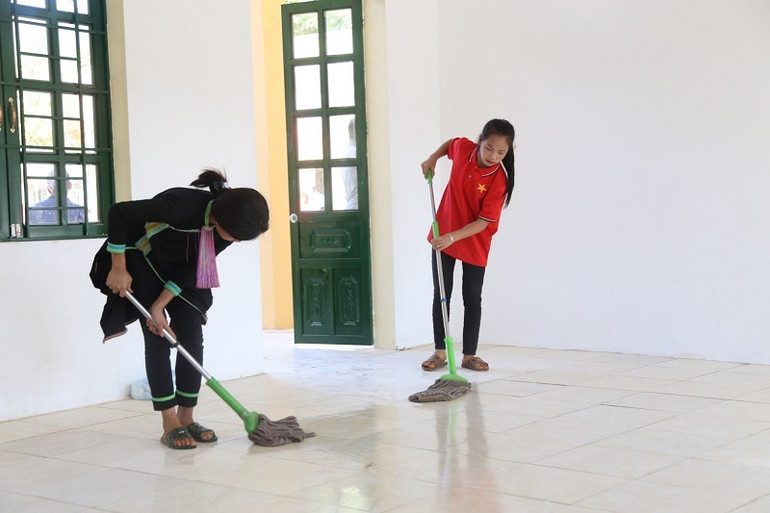 Học sinh Trường Phổ thông dân tộc bán trú Tiểu học và Trung học cơ sở Huổi Só lau dọn, vệ sinh phòng học mới.