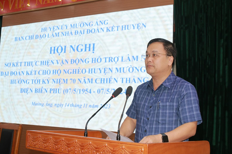 Đồng chí Nguyễn Tiến Đạt, Bí thư Huyện ủy Mường Ảng (tỉnh Điện Biên) biểu dương cán bộ, nhân dân trên địa bàn đã chung sức giúp hộ nghèo sớm hoàn thiện nhà ở.