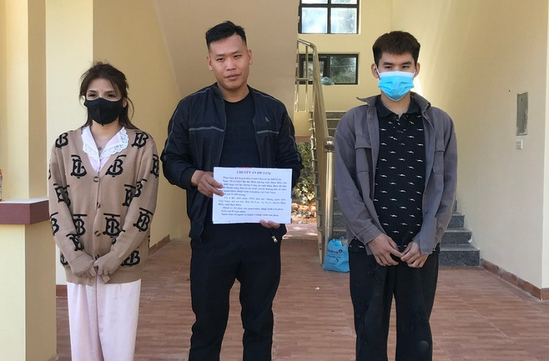 Các đối tượng: Công, Dế, Hồng bị lực lượng chức năng bắt giữ khi đang nhập cảnh trái phép từ Lào về Việt Nam.