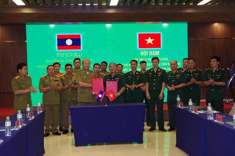 Hai bên trao biên bản ghi nhớ ký kết tại hội đàm.