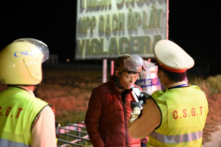 Việc kiểm tra nồng độ cồn được cảnh sát giao thông tỉnh Điện Biên thực hiện nghiêm với mọi người điều khiển phương tiện tham gia giao thông, bảo đảm không có ngoại lệ.
