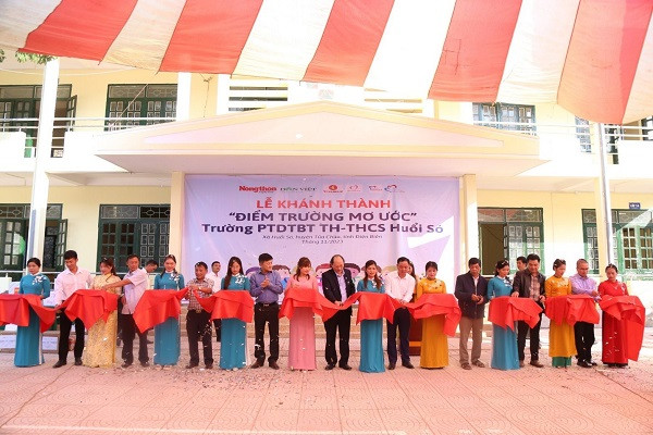 Đại diện đơn vị tài trợ, Sở Giáo dục và Đào tạo Điện Biên, huyện Tủa Chùa cùng chính quyền địa phương cắt băng khánh thành công trình điểm trường mới.