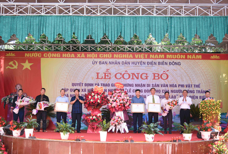 Đại diện lãnh đạo Ủy ban nhân dân tỉnh Điện Biên tặng hoa chúc mừng các huyện, các cộng đồng dân tộc thiểu số có di sản văn hóa được công nhận, trao chứng nhận di sản văn hóa phi vật thể quốc gia.