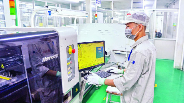 Lao động tại Công ty cổ phần Bóng đèn phích nước Rạng Đông, Hà Nội. (Ảnh: Minh Hà)