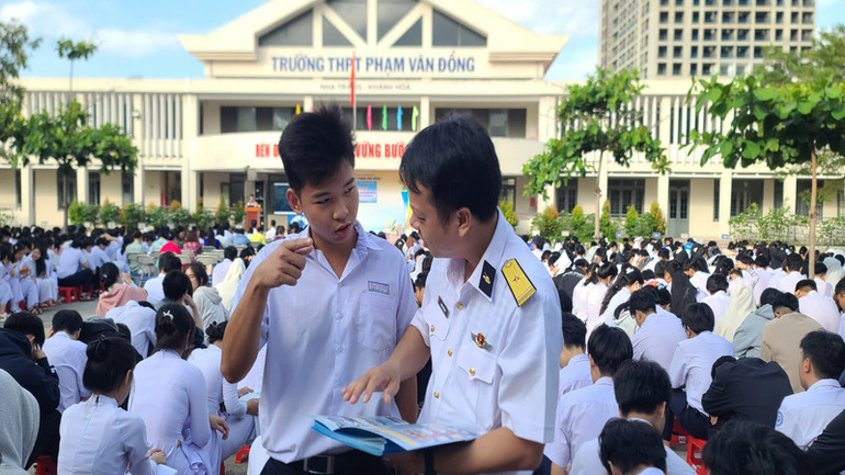Các em học sinh được hướng dẫn điều kiện, quy trình tuyển sinh để trở thành sĩ quan phục vụ trong Quân chủng Hải quân. (Ảnh: CTV)