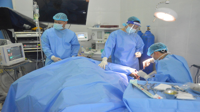 Bác sĩ quân y bệnh xá đảo Song Tử Tây tiến hành phẫu thuật cho ngư dân Lê Lại. (Ảnh: CTV HQ)