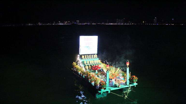 Thả hoa đăng tưởng niệm các Anh hùng liệt sĩ Trường Sa. (Ảnh: VĂN TÀI)