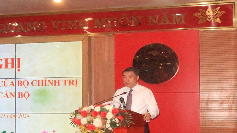 Đồng chí Lê Minh Hưng phát biểu chúc mừng và giao nhiệm vụ tân Bí thư Tỉnh ủy Khánh Hòa Nghiêm Xuân Thành. (Ảnh: PHONG NGUYÊN)