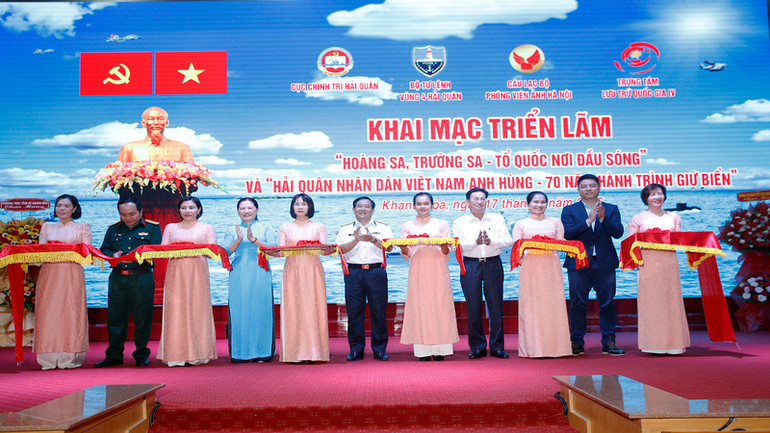 Đại biểu cắt băng khai mạc triển lãm. (Ảnh: CTV)