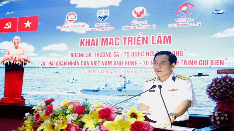 Đại tá Nguyễn Hữu Minh, Phó Chính ủy Vùng 4 Hải quân phát biểu khai mạc triển lãm.(Ảnh: CTV)