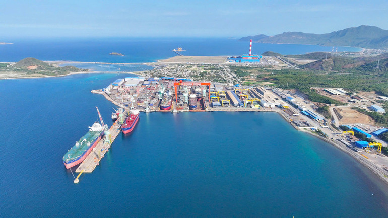 Vùng Bắc Trung Bộ và duyên hải Trung Bộ cần có bước phát triển đột phá kinh tế biển. Trong ảnh: Toàn cảnh Công ty TNHH Đóng tàu HD Hyundai Việt Nam. (Ảnh: PHONG NGUYÊN)