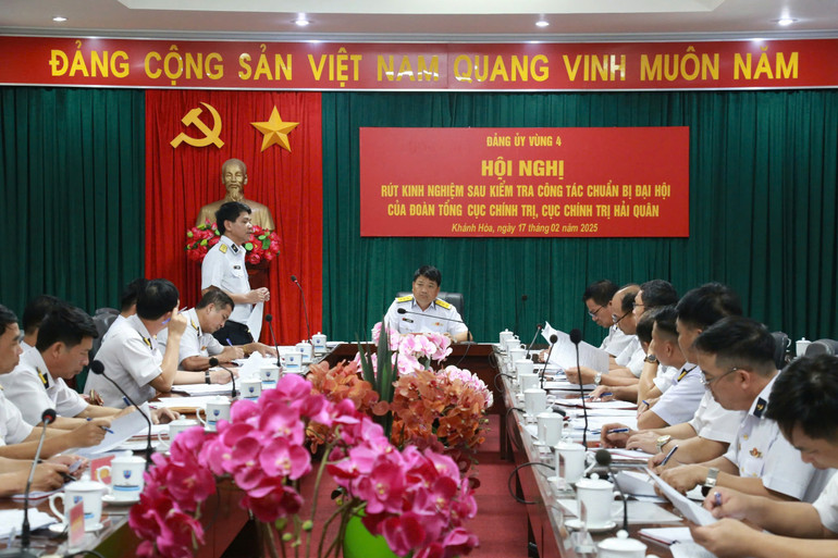 Đại tá Bùi Văn Bền, Chủ nhiệm Chính trị Vùng thông báo kết quả kiểm tra. (Ảnh: CTV HQ)
