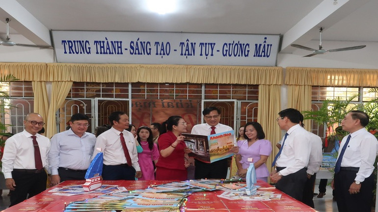 Đại biểu tham quan trưng bày báo Xuân. Ảnh: PHONG NGUYÊN.