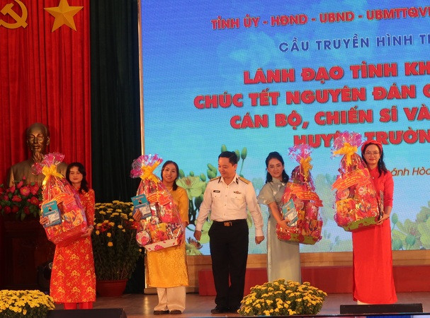 Lãnh đạo Vùng 4 Hải quân tặng quà gia đình cán bộ, chiến sĩ hiện đang công tác tại huyện đảo Trường Sa. (Ảnh: PHONG NGUYỄN)