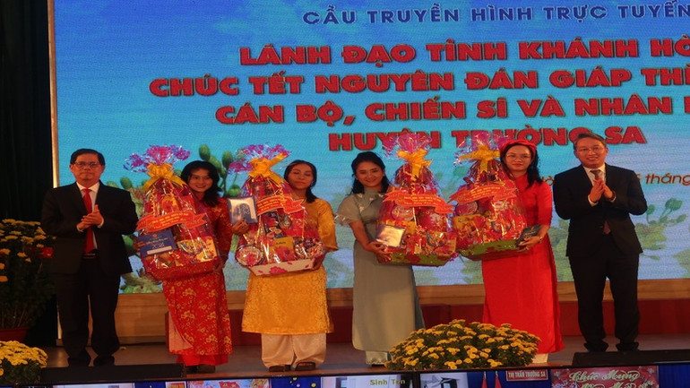 Lãnh đạo tỉnh Khánh Hòa tặng quà gia đình cán bộ, chiến sĩ hiện đang công tác tại huyện đảo Trường Sa. (Ảnh: PHONG NGUYỄN)