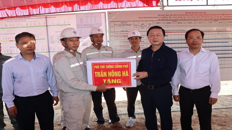 Phó Thủ tướng Trần Hồng Hà tặng quà động viên kỹ sư, công nhân đơn vị thi công. (Ảnh: VĂN KỲ) Phó Thủ tướng Trần Hồng Hà tặng quà động viên kỹ sư, công nhân đơn vị thi công. (Ảnh: VĂN KỲ)