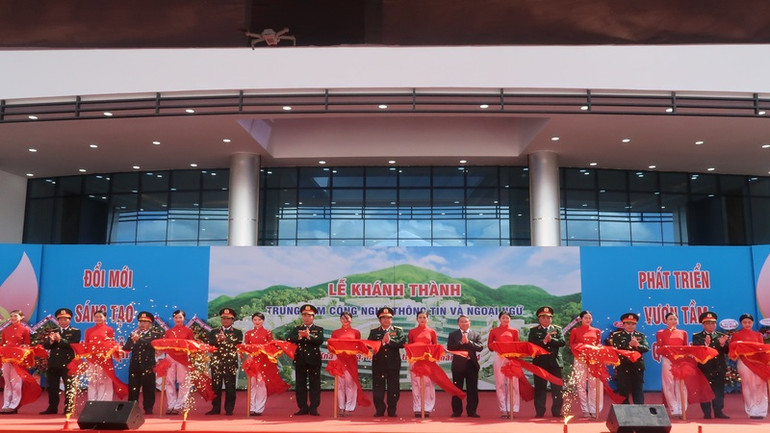 Nghi thức cắt băng khánh thành Trung tâm Công nghệ thông tin và Ngoại ngữ, thuộc Trường Đại học Thông tin liên lạc. (Ảnh: PHONG NGUYÊN)