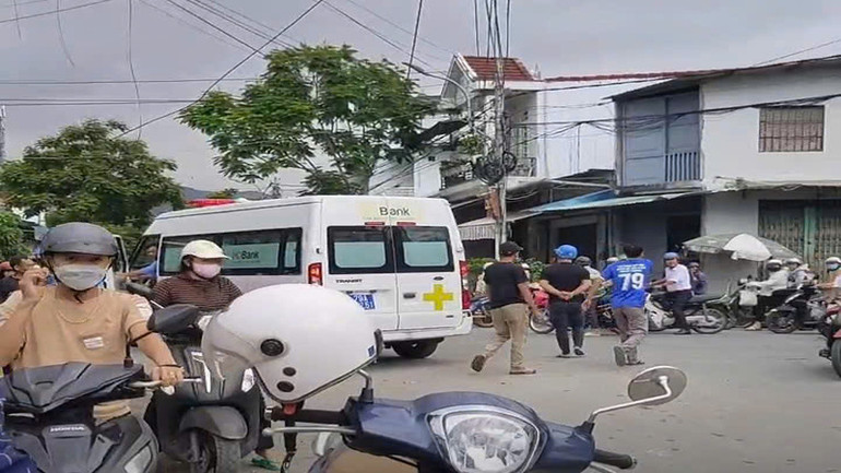 Lực lượng cấp cứu nhanh chóng có mặt tại hiện trường, tiến hành sơ cứu ban đầu cho các nạn nhân. (Ảnh: CTV)