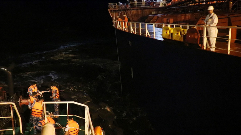 Cán bộ, chiến sĩ tàu 991 làm dây cứu kéo. (Ảnh: CTV HQ)