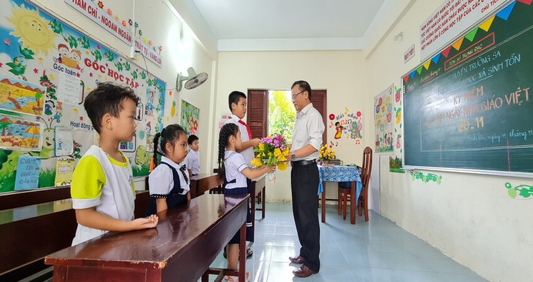 Học sinh Trường Sa tặng hoa thầy giáo. (Ảnh: CTV HQ)