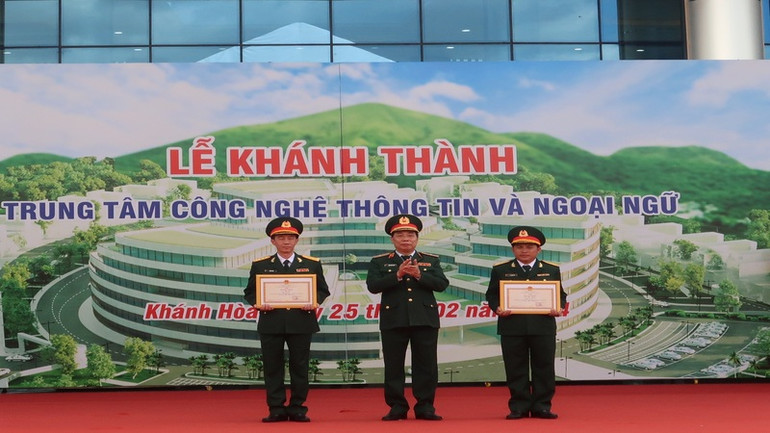 Thiếu tướng Khúc Đăng Tuấn, Tư lệnh Binh chủng Thông tin liên lạc tặng bằng khen 2 tập thể có thành tích xuất sắc trong thiết kế và thi công Trung tâm Công nghệ thông tin và Ngoại ngữ. (Ảnh: PHONG NGUYÊN)