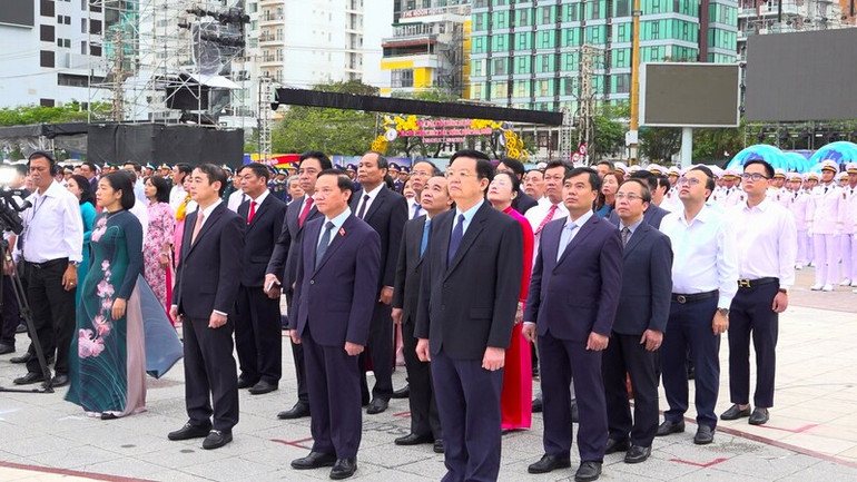 Các đại biểu chào cờ. (Ảnh: NGỌC HÒA)