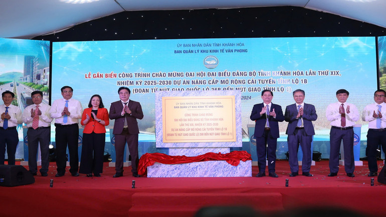Đại biểu thực hiện nghi thức gắn biển Công trình chào mừng Đại hội đại biểu Đảng bộ tỉnh Khánh Hòa lần thứ XIX, nhiệm kỳ 2025-2030 đối với Dự án Nâng cấp mở rộng, cải tuyến tỉnh lộ 1B. (Ảnh: CTV)