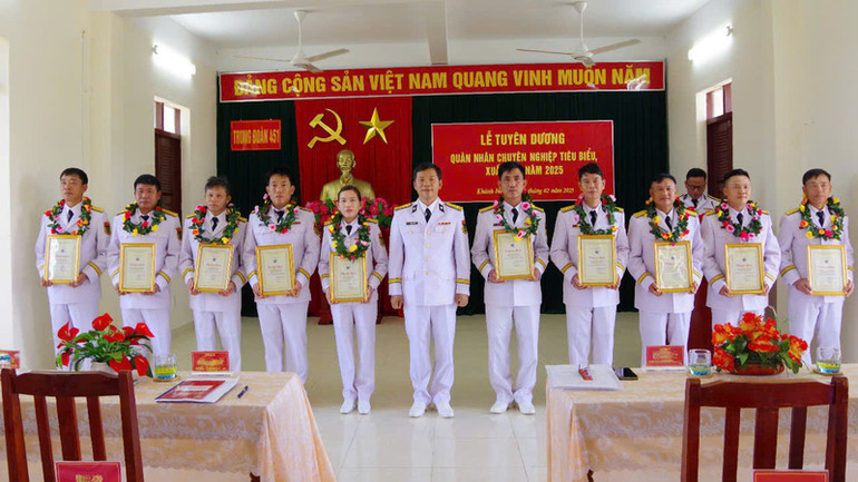 Lãnh đạo, chỉ huy Trung đoàn tôn vinh quân nhân chuyên nghiệp tiêu biểu, xuất sắc. (Ảnh: CTV HQ)