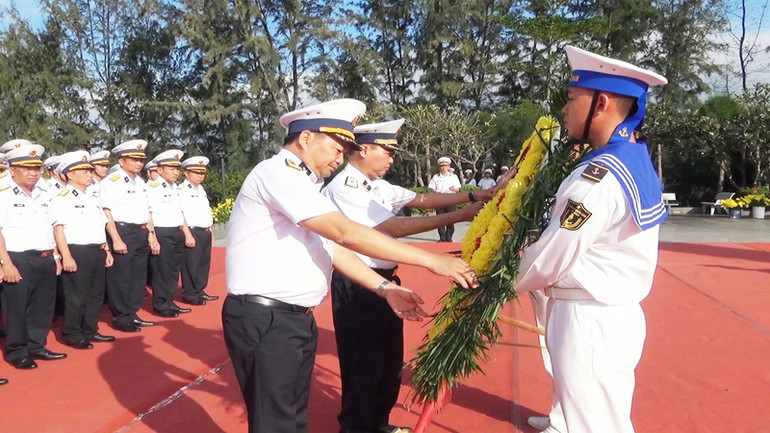 Chuẩn Đô đốc Nguyễn Anh Tuấn, Ủy viên Đảng ủy Quân chủng, Tư lệnh Vùng 4; Thượng tá Bùi Xuân Bình, Bí thư Đảng ủy, Chính ủy Vùng chỉnh hoa, thỉnh hương tại buổi lễ. (Ảnh: CTV ) Chuẩn Đô đốc Nguyễn Anh Tuấn, Ủy viên Đảng ủy Quân chủng, Tư lệnh Vùng 4; Thượng tá Bùi Xuân Bình, Bí thư Đảng ủy, Chính ủy Vùng chỉnh hoa, thỉnh hương tại buổi lễ. (Ảnh: CTV )