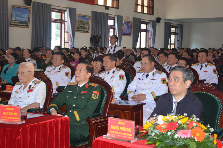 Đại biểu dự lễ đón nhận danh hiệu Anh hùng Lực lượng vũ trang nhân dân của Vùng 4 Hải quân. (Ảnh: CTV HQ)