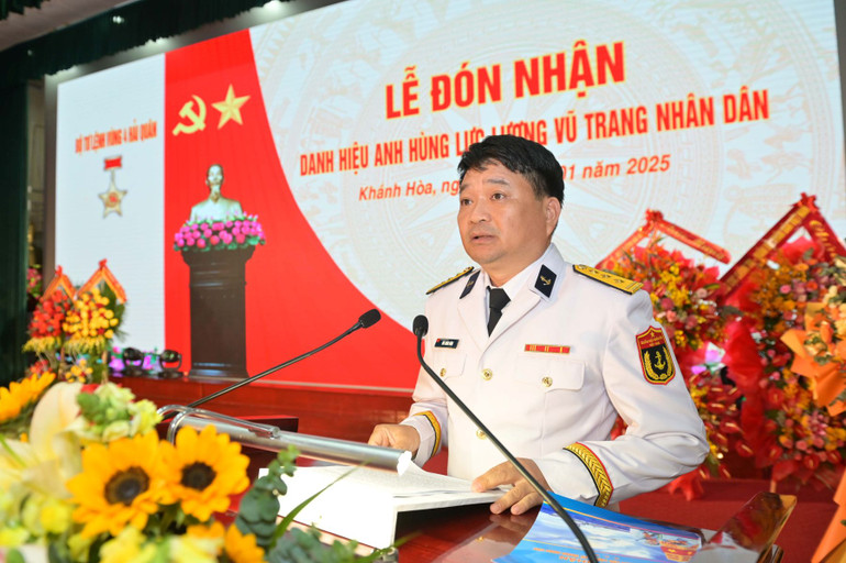 Thượng tá Bùi Xuân Bình, Chính ủy Vùng 4 Hải quân, báo cáo tóm tắt thành tích của đơn vị. (Ảnh: CTV HQ)