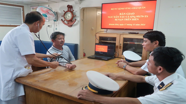 Kiểm tra sức khỏe bệnh nhân trước khi bàn giao cho gia đình và chính quyền địa phương. (Ảnh CTV HQ)