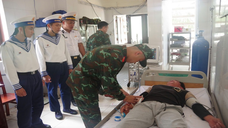 Lực lượng quân y Bệnh xá đảo Trường Sa thăm khám bệnh nhân. (Ảnh: CTV HQ)