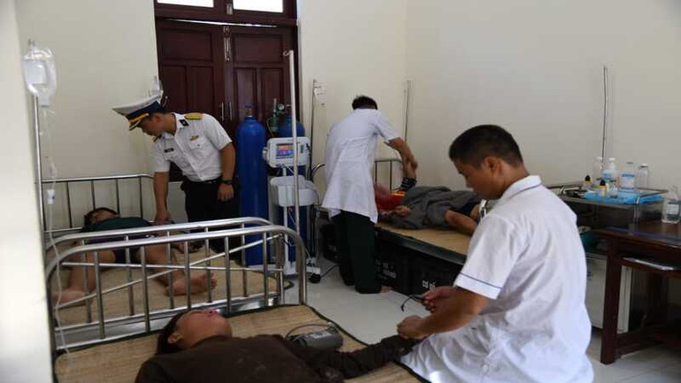Quân y Bệnh xá đảo Sinh Tồn Đông thăm khám các ngư dân bị nạn. (Ảnh: CTV HQ)