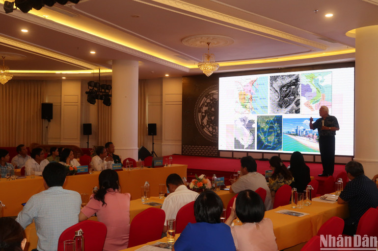 Đại biểu nghe phân tích ý nghĩa của Dự án. (Ảnh: PHONG NGUYÊN)