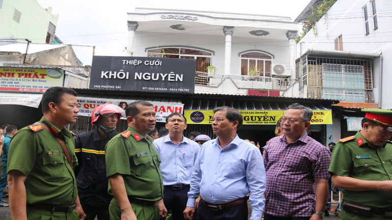 Chủ tịch Ủy ban nhân dân tỉnh Khánh Hòa Nguyễn Tấn Tuân tới hiện trường vụ cháy, chỉ đạo công tác khắc phục hậu quả. (Ảnh: CTV BKH)