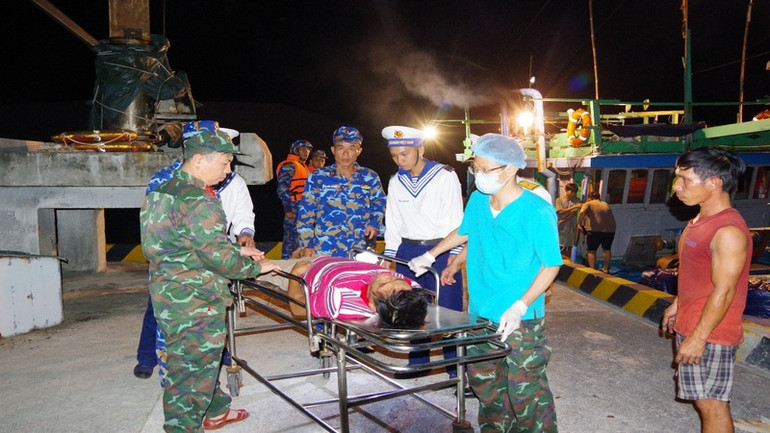 Đưa bệnh nhân Ngô Lực vào Bệnh xá đảo Trường Sa cấp cứu. (Ảnh: CTV HQ)