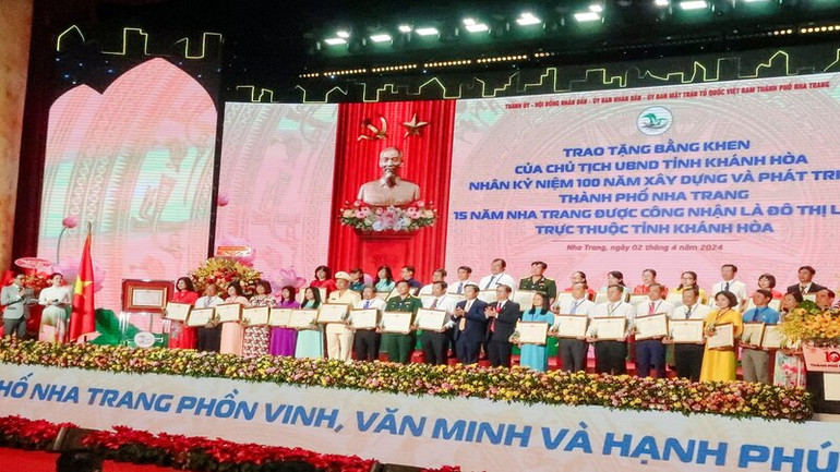 Thành phố Nha Trang khen thưởng các tập thể, cá nhân có thành tích xuất sắc trong quá trình xây dựng, phát triển. (Ảnh: PHONG NGUYÊN) Thành phố Nha Trang khen thưởng các tập thể, cá nhân có thành tích xuất sắc trong quá trình xây dựng, phát triển. (Ảnh: PHONG NGUYÊN)