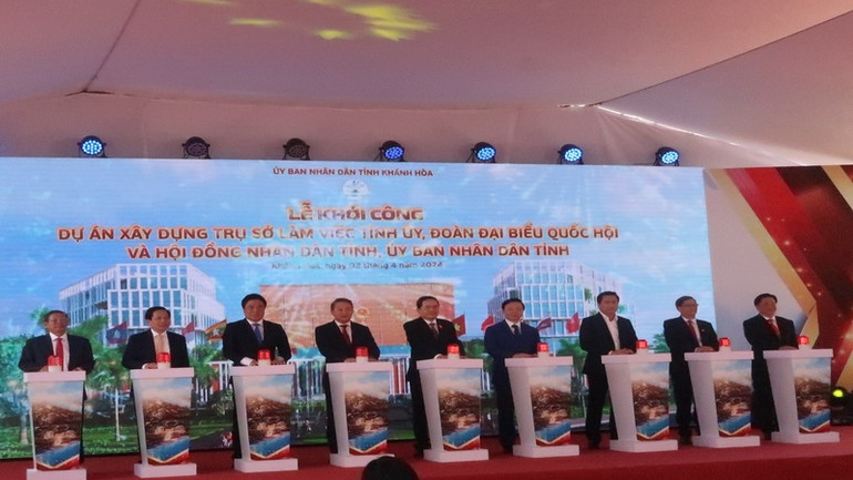 Đại biểu thực hiện nghi thức khởi công Dự án (Ảnh: PHONG NGUYÊN)