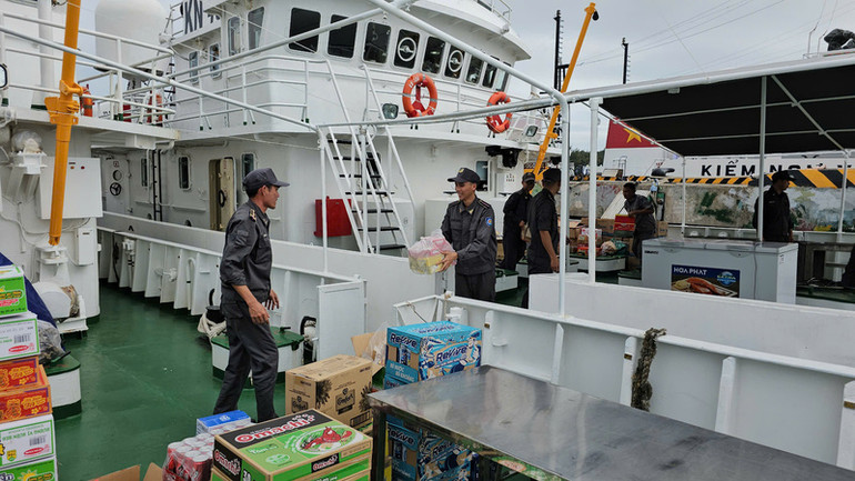 Chuẩn bị lương thực, thực phẩm cho cán bộ, nhân viên trên tàu và sẵn sàng giúp đỡ bà con ngư dân trên biển khi có sự cố xảy ra. (Ảnh: CTV HQ)