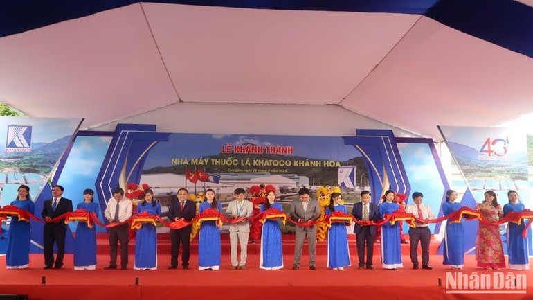 Nghi thức cắt băng khánh thành Nhà máy Thuốc lá Khatoco Khánh Hòa. (Ảnh: PHONG NGUYÊN)