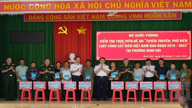 Tặng quà cho ngư dân và gia đình chính sách trên địa bàn. (Ảnh NGỌC HÒA)
