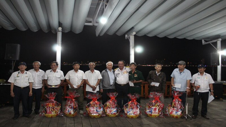 Thương binh Nguyễn Văn Dũng (thứ năm từ phải sang) tặng quà thương binh Trường Sa (Ảnh: VĂN TÀI)