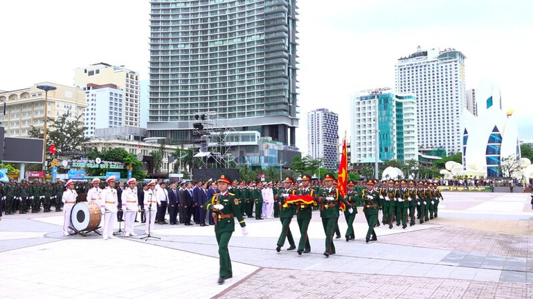 Các đơn vị duyệt đội ngũ. (Ảnh: NGỌC HÒA)
