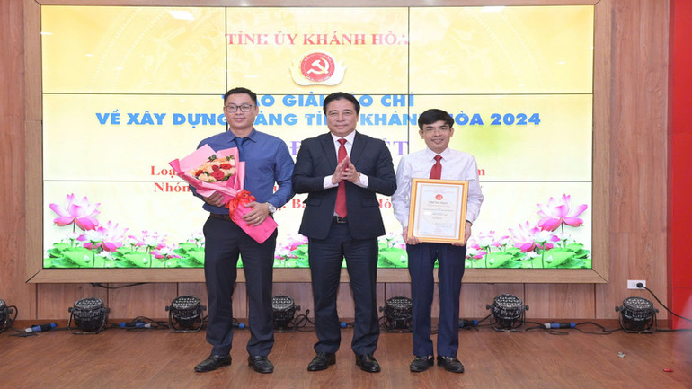 Trao giải đặc biệt cho loạt bài Kích hoạt tinh thần dám nghĩ, dám làm của nhóm tác giả Nguyễn Đình Lâm, Phạm Văn Kỳ (Báo Khánh Hòa). (Ảnh: NGỌC HÒA)